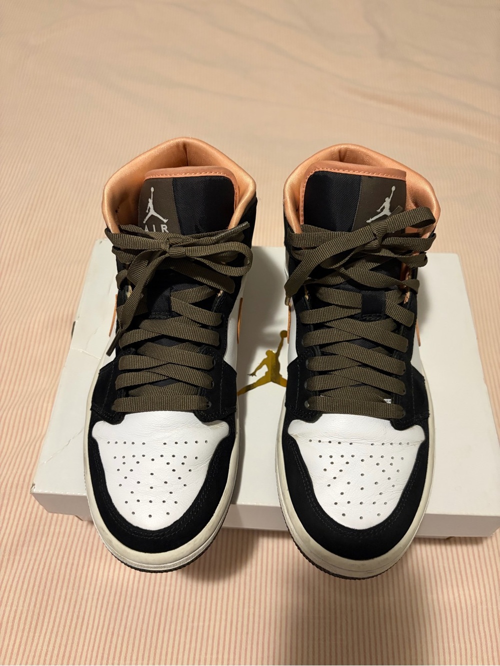 Air Jordan 1 Mid - Picture 2 of 5